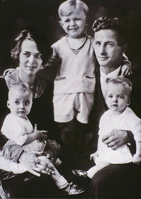 1930c_Olwen, Lois, Bill, Gwyn, Allie.jpg